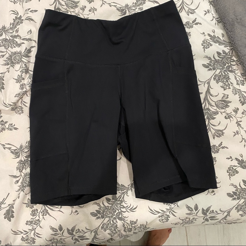 Black target biker shorts with pockets
